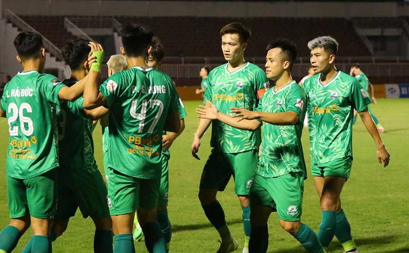 Hoang Duc and Phu Dong Ninh Binh club beat Tre Ho Chi Minh City 3-0. Photo: Minh Duc