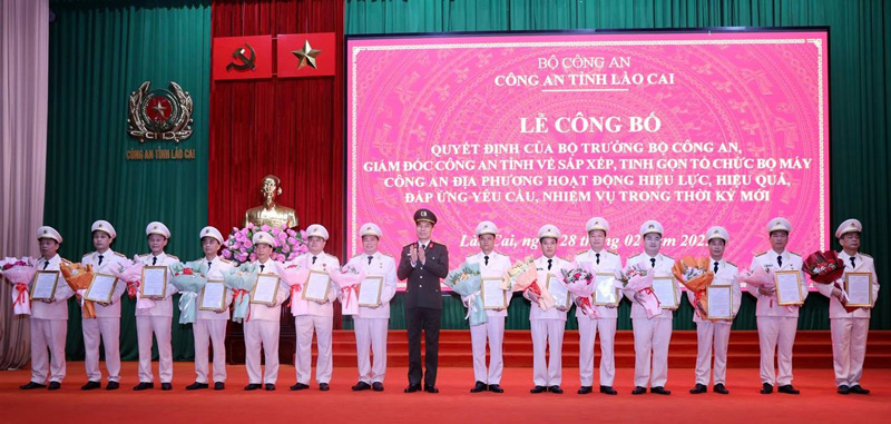 Colonel Cao Minh Huyen - Director of Lao Cai Provincial Police presented the decision to the police leaders of the units. Photo: Lao Cai Police