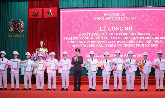 Đại tá Cao Minh Huyền - Giám đốc Công an tỉnh Lào Cai trao quyết định cho lãnh đạo công an các đơn vị. Ảnh: Công an Lào Cai