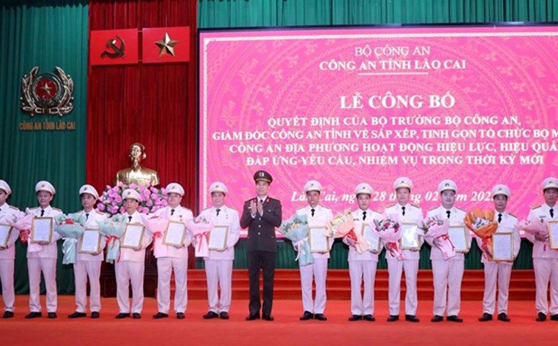 Colonel Cao Minh Huyen - Director of Lao Cai Provincial Police presented the decision to the police leaders of the units. Photo: Lao Cai Police