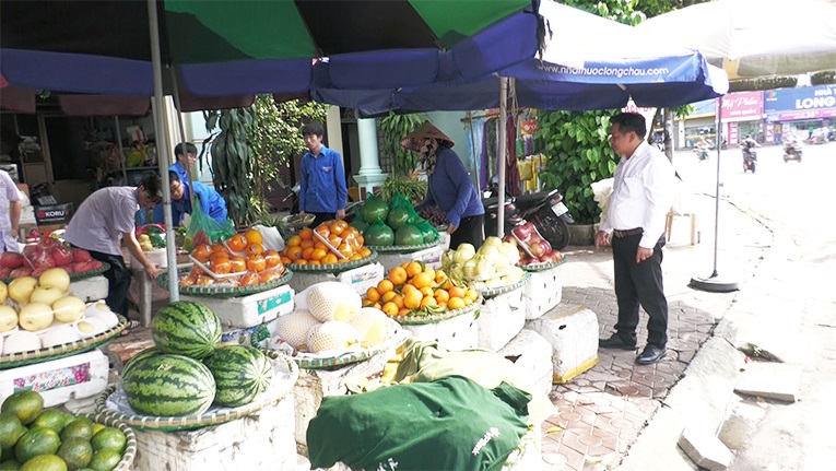 The authorities launched a campaign to restore order on the sidewalk and traffic safety in the Quan Tru intersection area. Photo: Kien An District Portal, Hai Phong