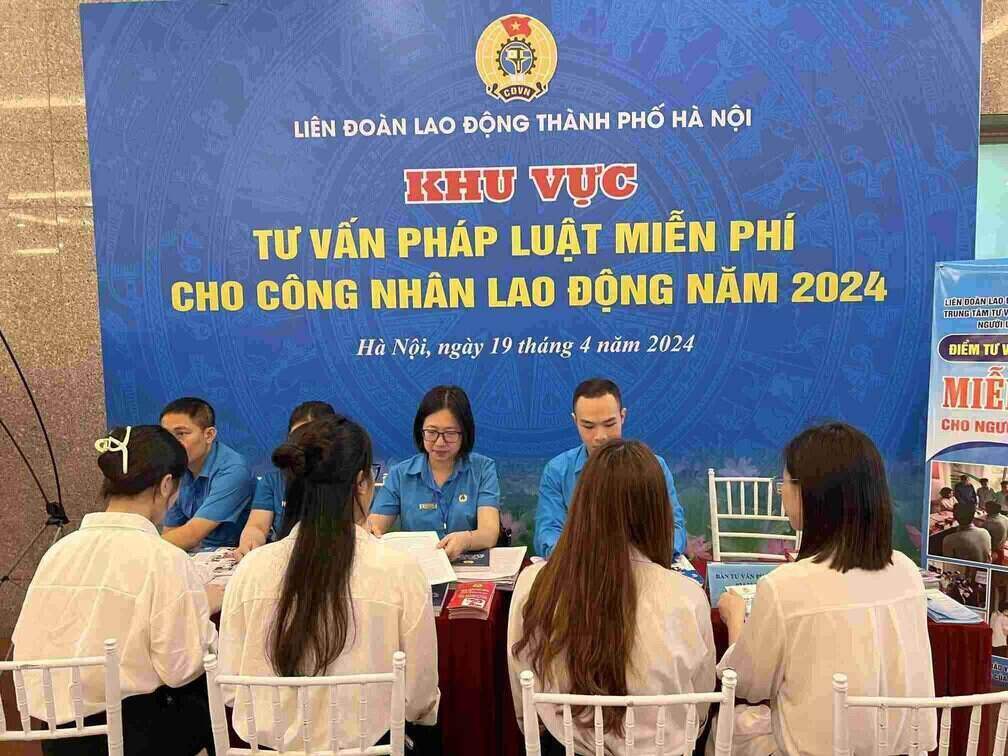 Legal advice for workers at Workers' Month 2024. Photo: Kieu Vu