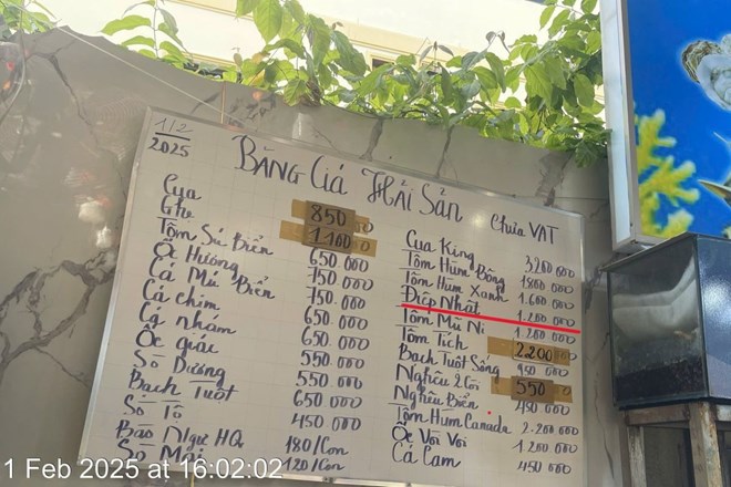 The price list posted at a restaurant in Vung Tau City was criticized for selling 4 scallops. Photo: Vung Tau City People's Committee