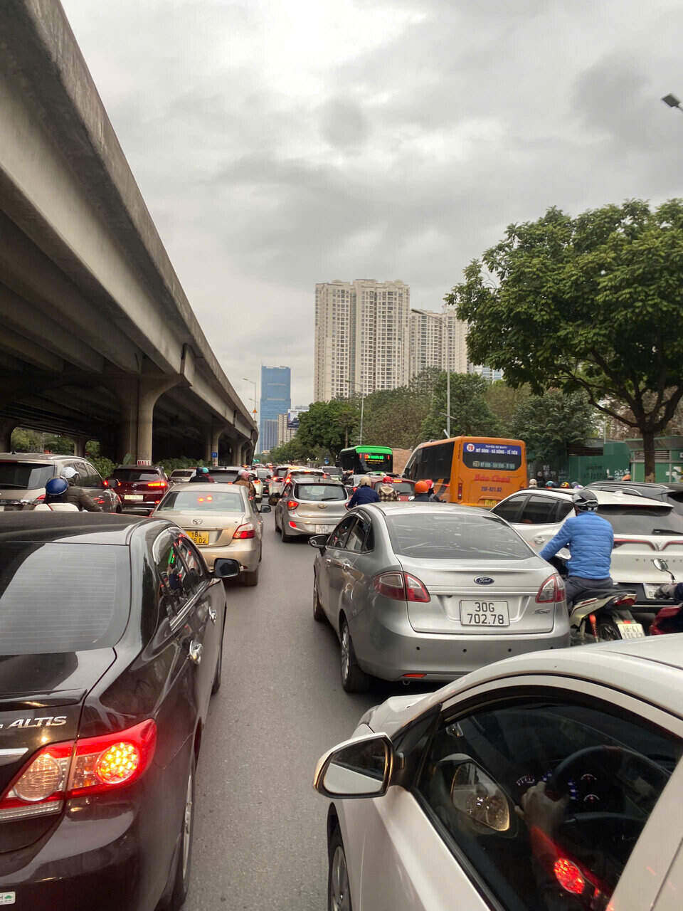 Cac phuong tien luu thong qua khu vuc nay di chuyen kho khan.