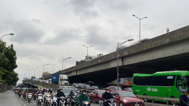 Loi xuong duong vanh dai 3 (khu vuc Khuat Duy Tien) cung xay ra tinh trang un u, hang dai o to noi duoi nhau.