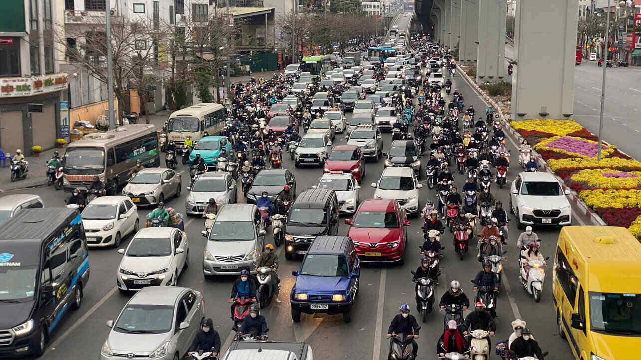 Khu vuc Nga Tu Vong, huong Truong Chinh di cau Vinh Tuy cung xay ra tinh trang un tac keo dai.