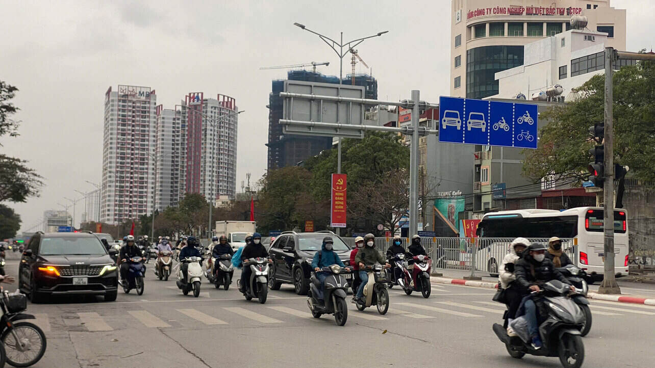 Khong un tac nhu nhung tuyen duong tren, tai khu vuc duong Giai Phong luong phuong tien luu thong de dang trong ngay dau di lam cua nam moi.