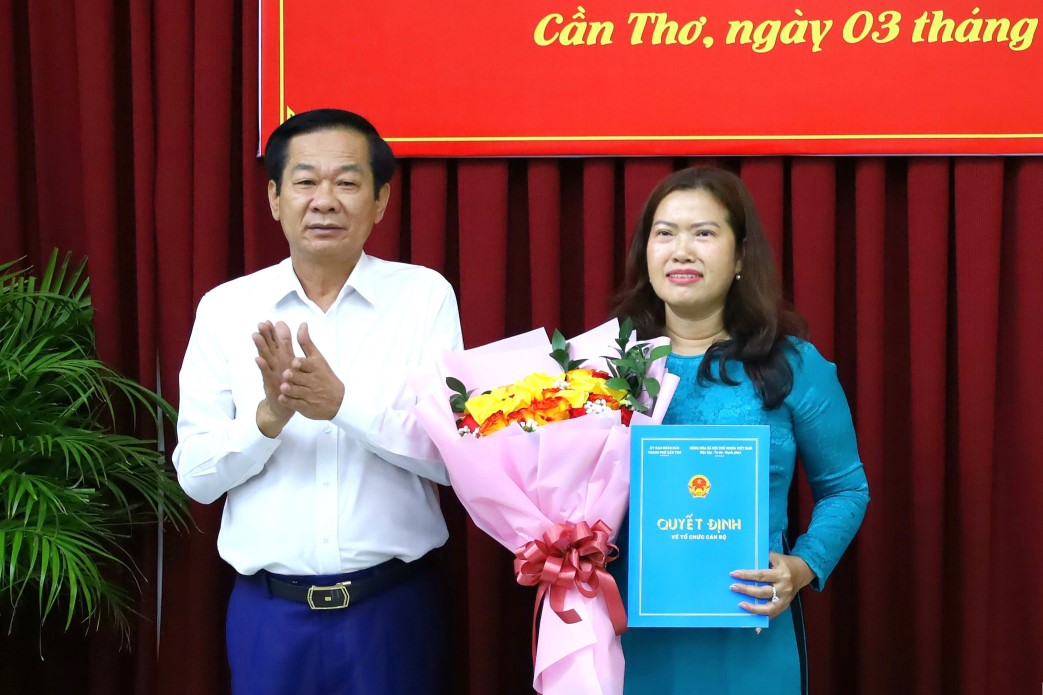 Thot Not District Party Secretary holds position of Can Tho City People's Committee. Photo: Ta Quang