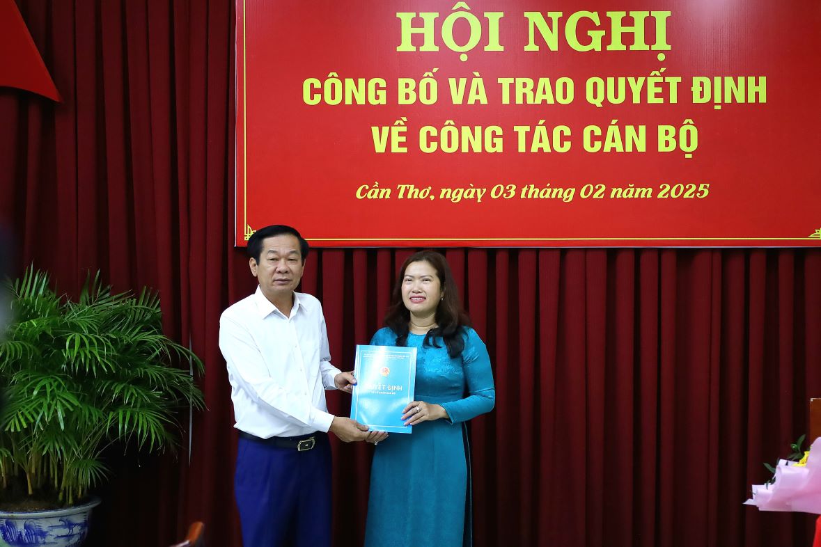 Bi thu Thanh uy Can Tho Do Thanh Binh trao Quyet dinh cho ba Nguyen Thi Ngoc Diep. Anh: Ta Quang