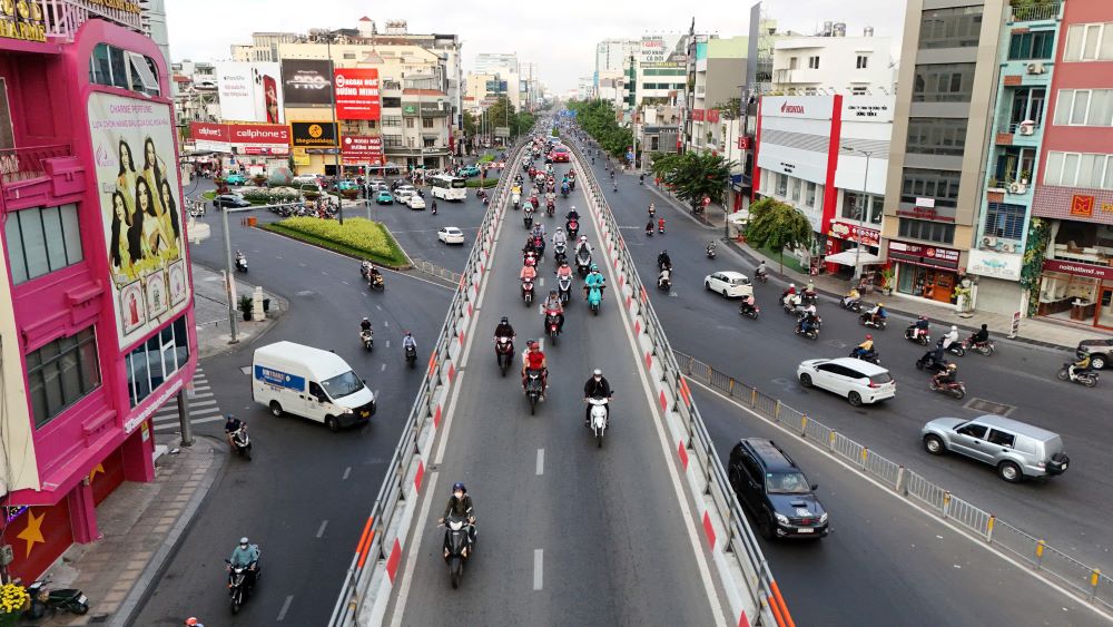 Ghi nhan tai diem den un tac giao thong khu vuc duong Cong Hoa - vong xoay Lang Cha Ca (quan Tan Binh), xe dong, nhung giao thong on dinh. Huong tu trung tam TPHCM ve ngoai thanh, xe dong, di chuyen cham. Anh: Anh Tu