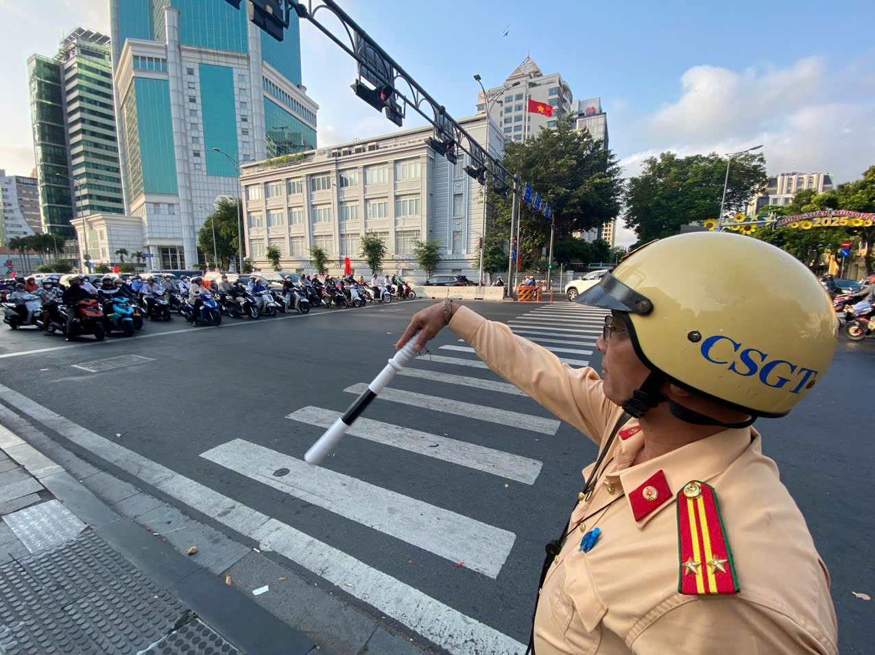 CSGT dieu tiet tai khu vuc duong Le Duan giao Dinh Tien Hoang (Quan 1). Anh: Anh Tu