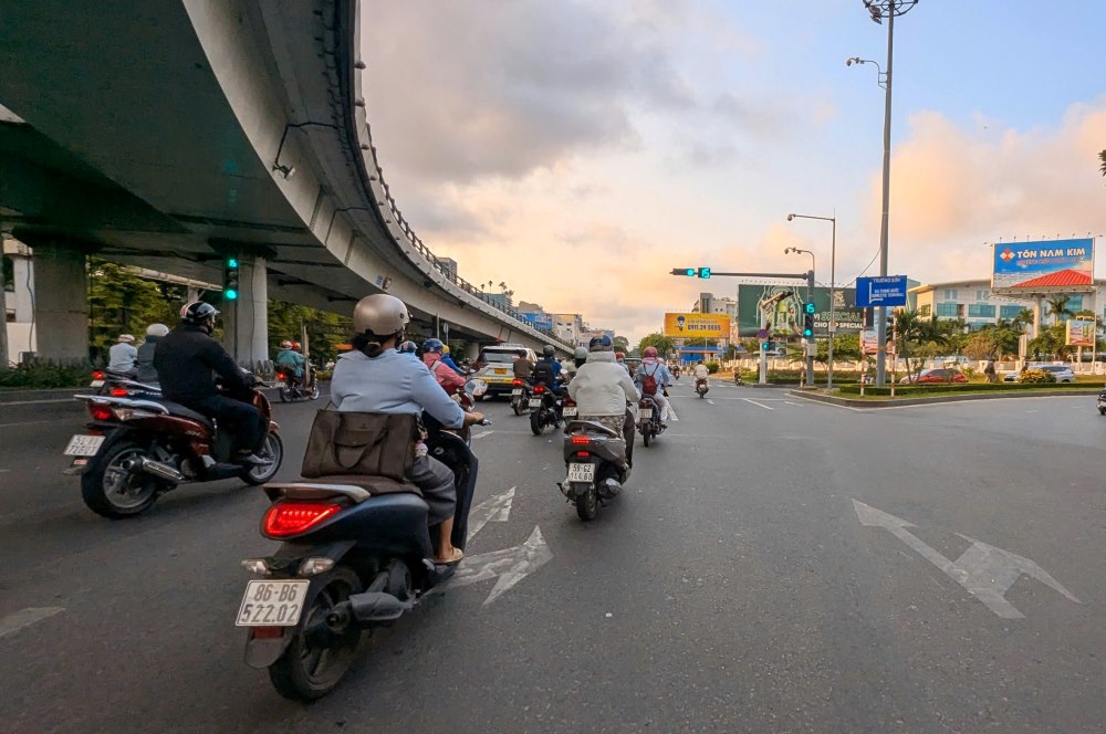 Khu vuc ben ngoai san bay Tan Son Nhat (quan Binh Tan) thong thoang. Anh: Anh Tu