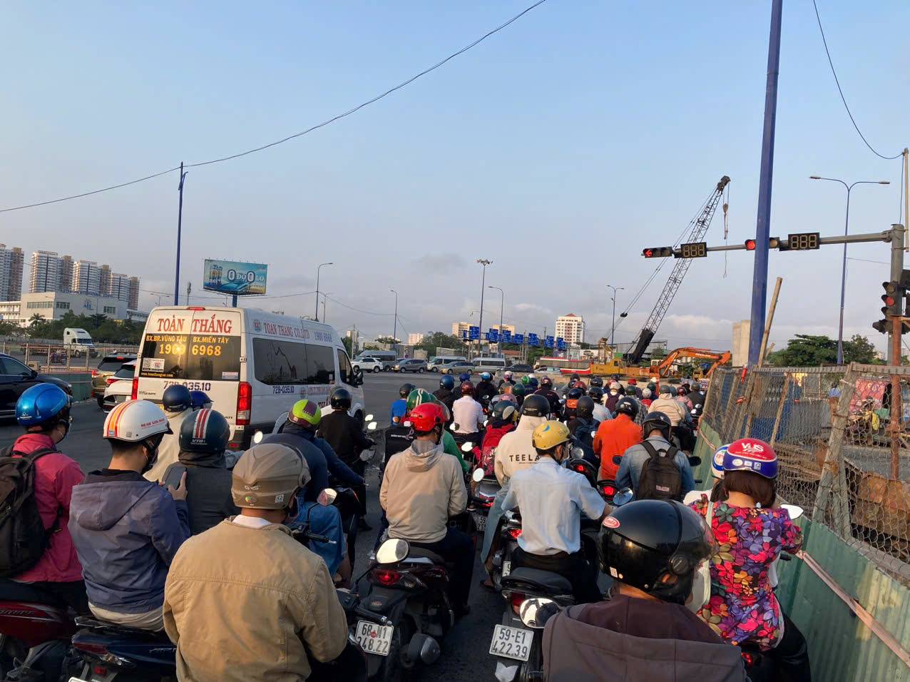 Khu vuc nut giao An Phu (TP Thu Duc) dang vuong cong trinh thi cong ham chui nen cac phuong tien qua day di chuyen cham, xay ra un u nhe. Anh Trong (TP Thu Duc) cho hay: “Toi so ket xe nen tranh thu di som, nhung khong ngo qua day lai thong thoang hon ngay thuong, Toi nghi mot so nguoi van con choi Tet cho het tuan nay nen chua vao lai thanh pho do do, duong sa do ket xe”, anh Trong noi. Anh: Anh Tu