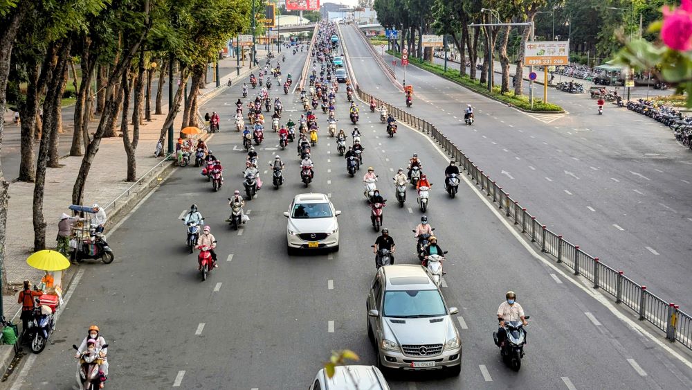 Tuyen duong Hoang Minh Giam (quan Phu Nhuan) thuong ngay la diem den ket xe vao khung gio cao diem. Tuy nhien, hom nay 3.2, khu vuc nay luu luong xe dong, nhung khong un tac. Anh: Anh Tu