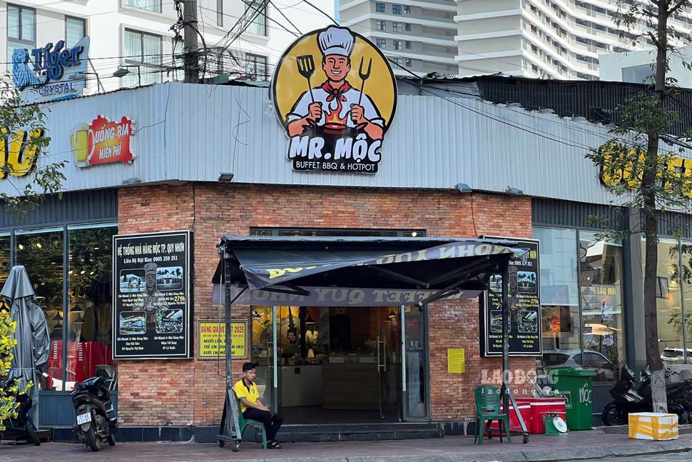 Eight tourists experienced vomiting and stomachache after eating seafood at Moc buffet restaurant (Quy Nhon city, Binh Dinh). Photo: Hoai Luan