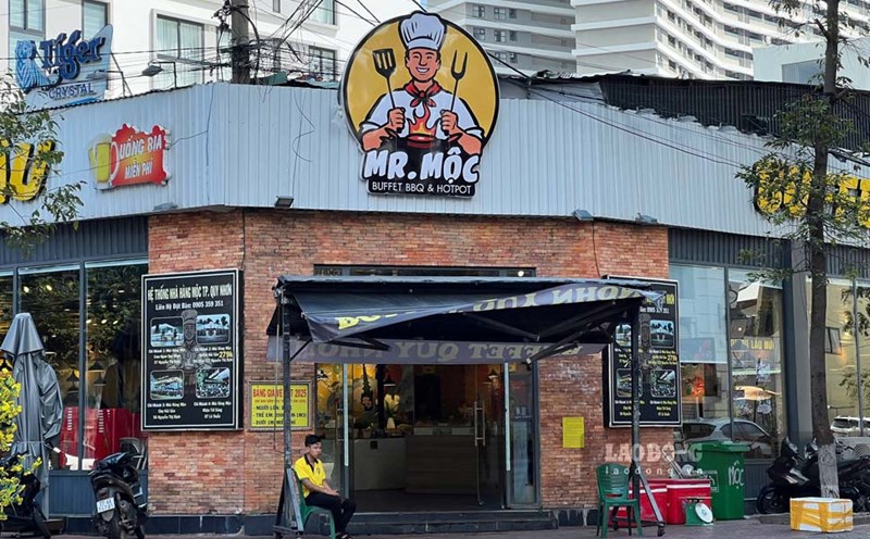 Eight tourists experienced vomiting and stomachache after eating seafood at Moc buffet restaurant (Quy Nhon city, Binh Dinh). Photo: Hoai Luan