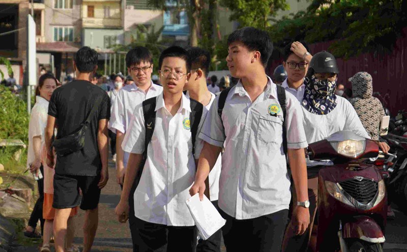 Hai Phong finalizes 3 subjects for 10th grade high school exams. Photo: Mai Dung