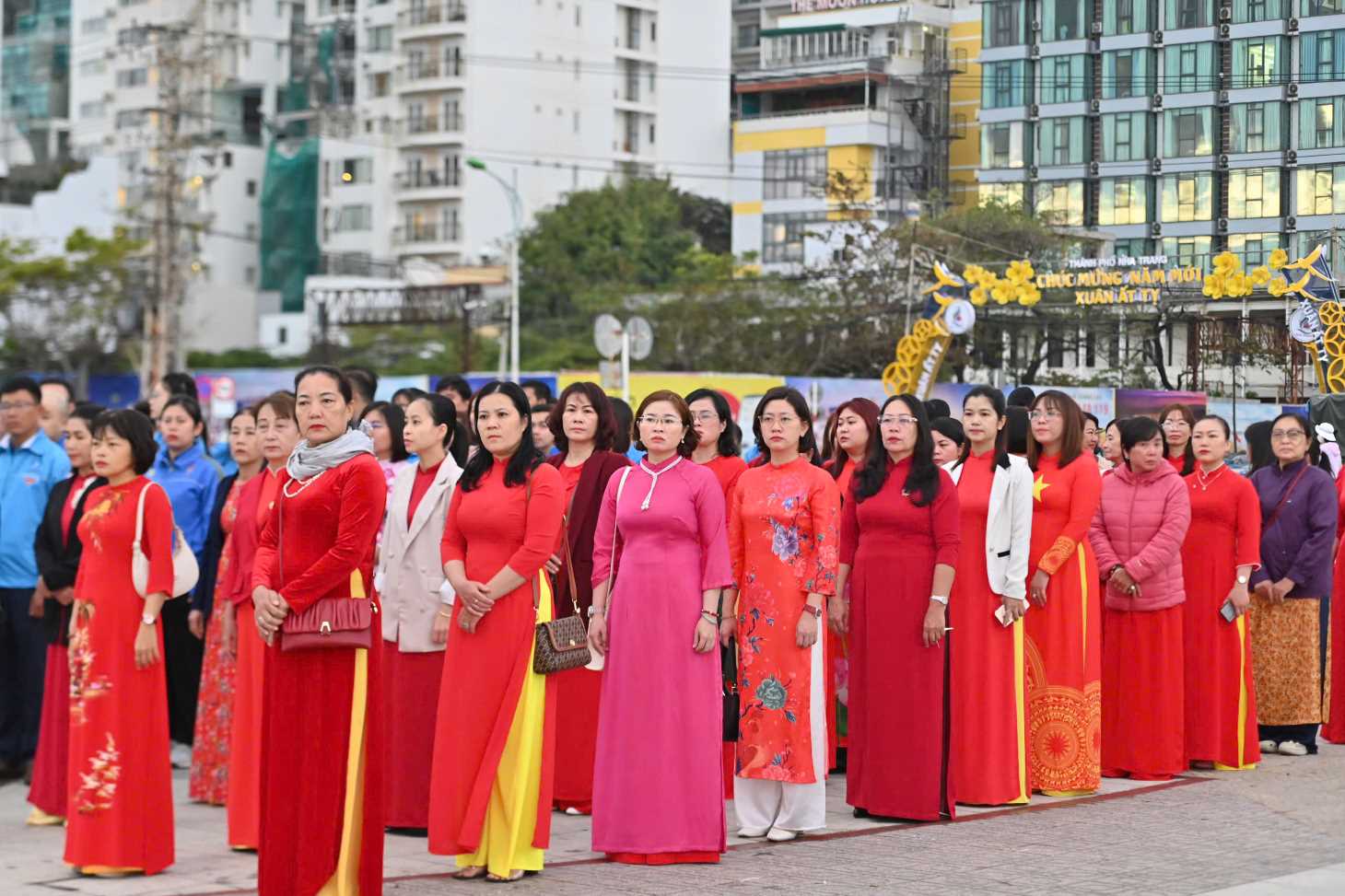 Các đại biểu dự lễ chào cờ tại quảng trường 2 tháng 4 Nha Trang sáng 3.2. Ảnh: Phương Linh