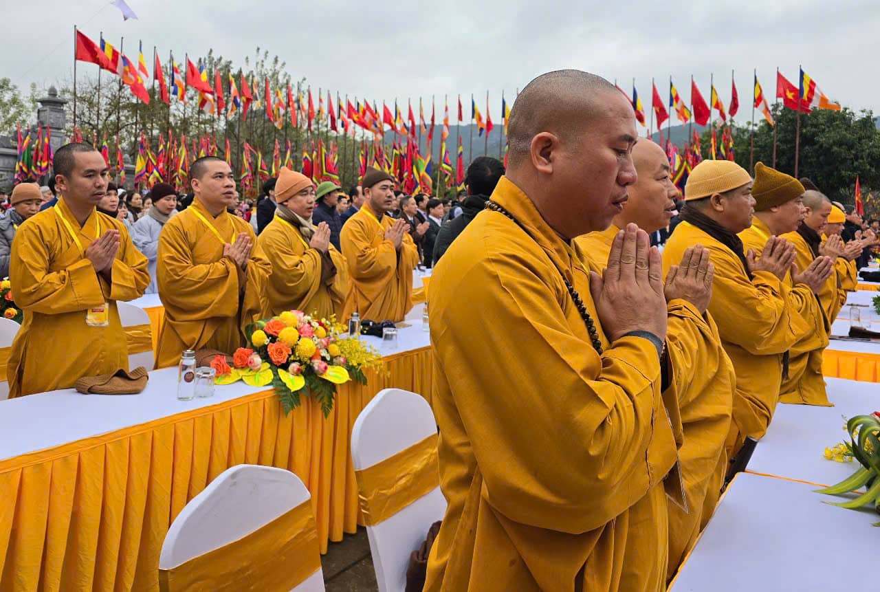 Monks, nuns and Buddhists attend the opening ceremony of Bai Dinh Pagoda Festival 2025. Photo: Nguyen Truong