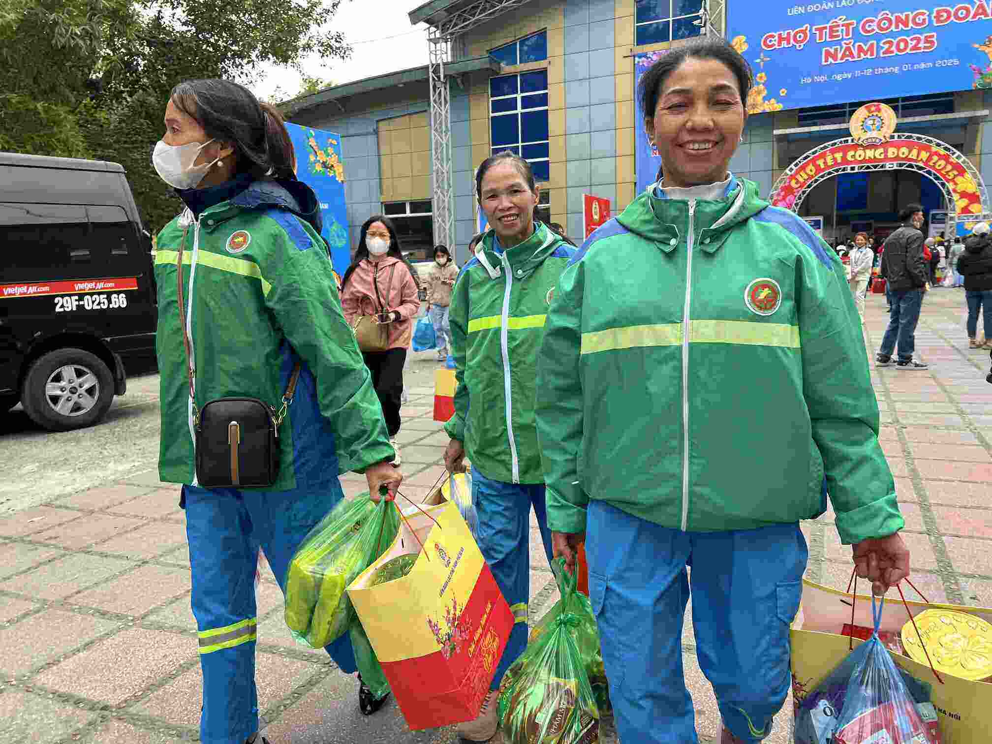 Workers excitedly go to the Trade Union Tet Market organized by the Hanoi City Labor Federation. Photo: Kieu Vu