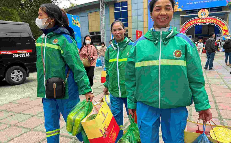 Workers excitedly go to the Trade Union Tet Market organized by the Hanoi City Labor Federation. Photo: Kieu Vu