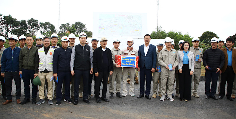 Lanh dao tinh Quang Binh trao qua cho cong nhan, nguoi lao dong. Anh: Cong Sang