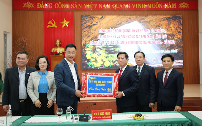 Quang Binh Provincial Party Secretary presents gifts to units. Photo: Cong Sang