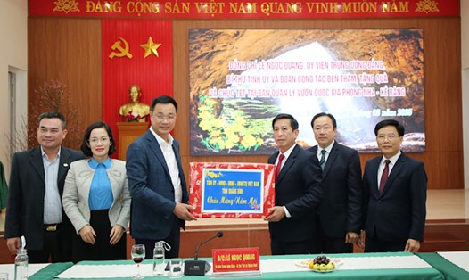 Bí thư Tỉnh ủy Quảng Bình trao quà cho các đơn vị. Ảnh: Công Sáng