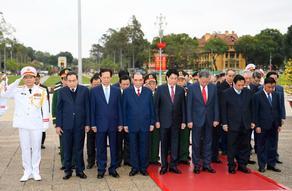 Lanh dao Dang, Nha nuoc vao Lang vieng Chu tich Ho Chi Minh nhan ky niem 95 nam Ngay thanh lap Dang. Anh: Hai Nguyen