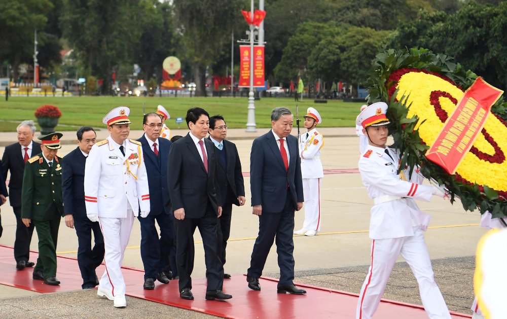 Delegation of leaders and former leaders of the Party and State respectfully commemorated President Ho Chi Minh. Photo: Hai Nguyen