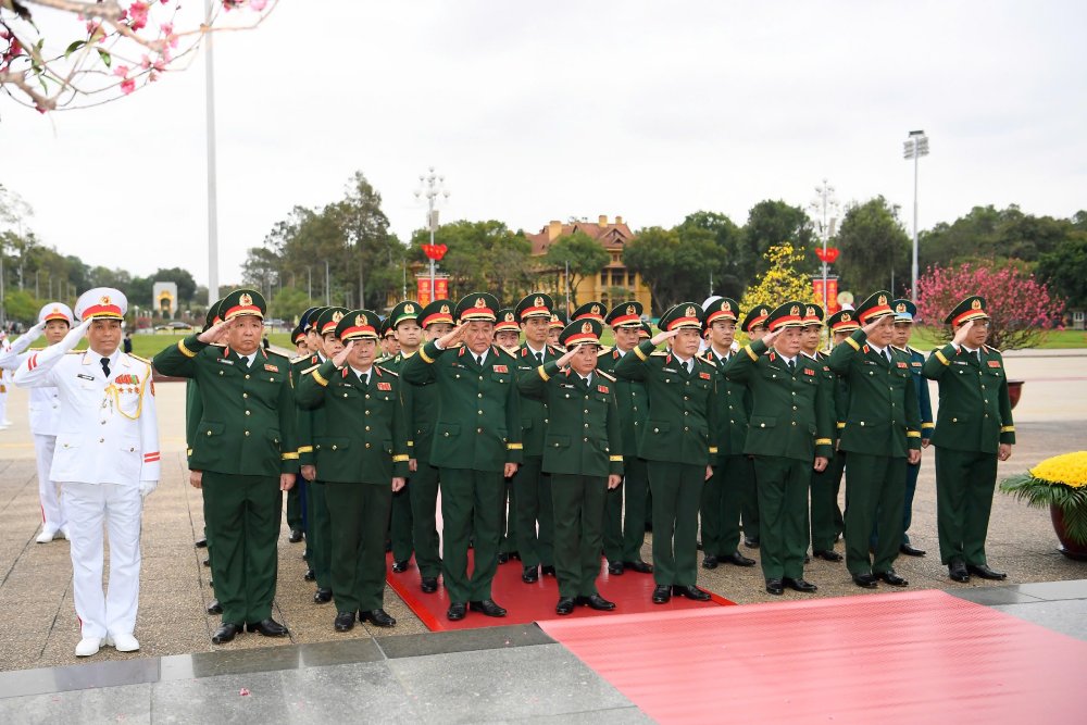 Doan dai bieu Quan uy Trung uong - Bo Quoc phong vao Lang vieng Chu tich Ho Chi Minh. Anh: Hai Nguyen