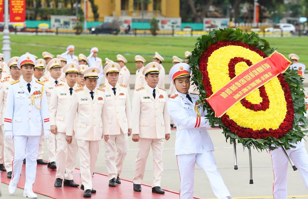 Doan dai bieu Dang uy Cong an Trung uong - Bo Cong an vao Lang vieng Chu tich Ho Chi Minh. Anh: Hai Nguyen