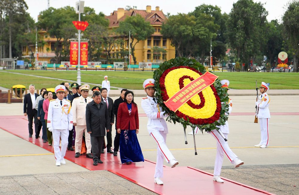 Doan dai bieu Thanh uy, HDND, UBND, Uy ban MTTQ Viet Nam Thanh pho Ha Noi thanh kinh tuong niem Chu tich Ho Chi Minh. Anh: Hai Nguyen