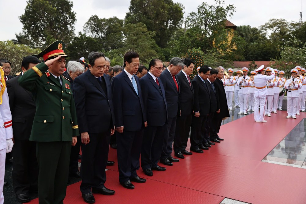 Doan dai bieu lanh dao, nguyen lanh dao Dang, Nha nuoc dat vong hoa tuong niem cac Anh hung Liet si tai Dai tuong niem cac Anh hung Liet si, duong Bac Son, Ha Noi. Anh: Hai Nguyen