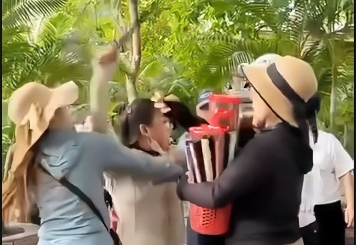 Hình ảnh nhóm người bán hàng rong xô xát với khách Trung Quốc ở TP Nha Trang. Ảnh: Bùi Quốc