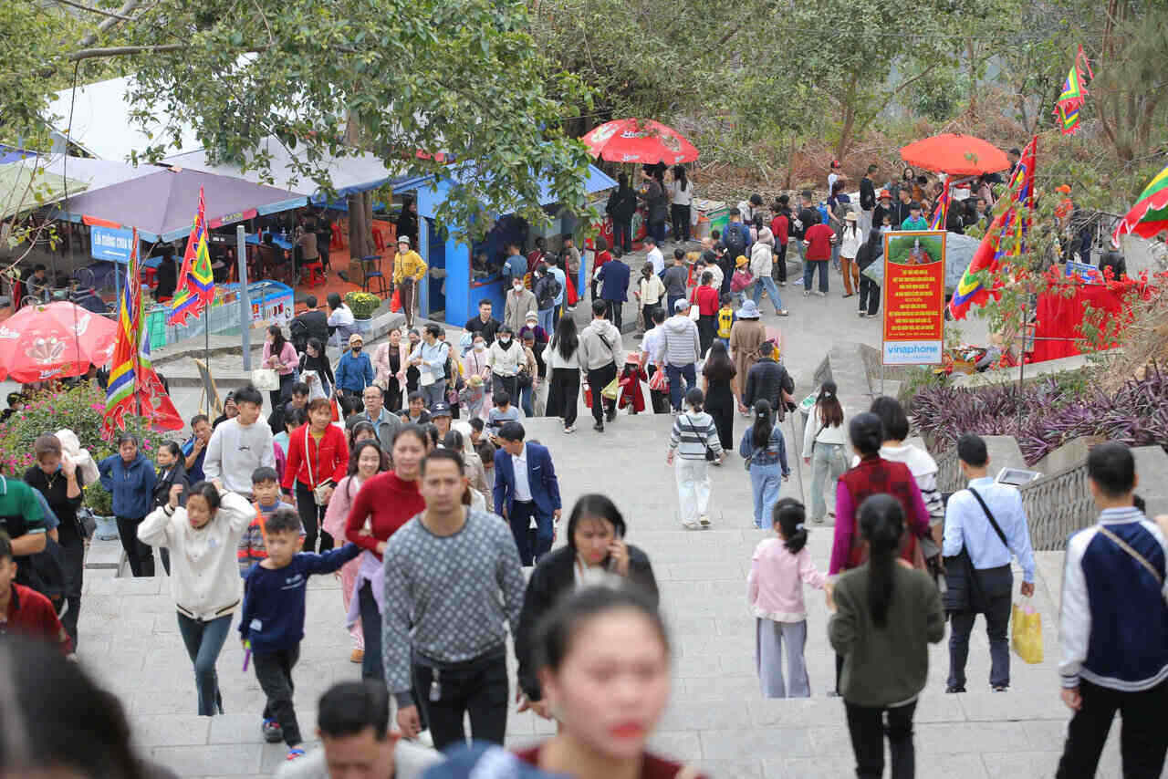 People go on a spring outing at Cao An Phu Temple (Hai Duong Province). Photo: Mai Huong