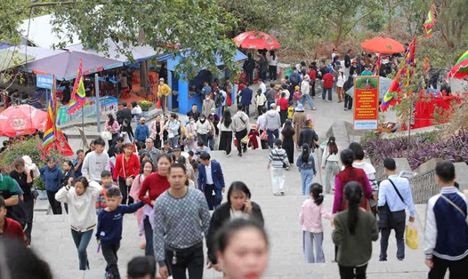 Người dân đi du xuân tại đền Cao An Phụ (tỉnh Hải Dương). Ảnh: Mai Hương