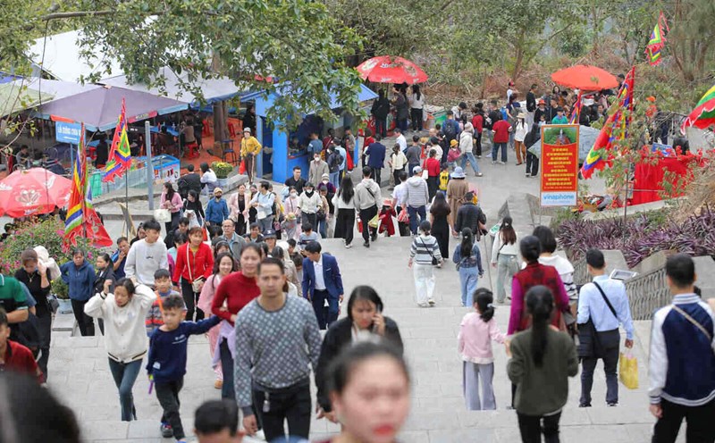 People go on a spring outing at Cao An Phu Temple (Hai Duong Province). Photo: Mai Huong