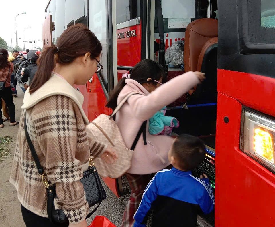 5 sleeper buses pick up workers from the countryside to Binh Duong for free. Photo: Provided by Trade Union