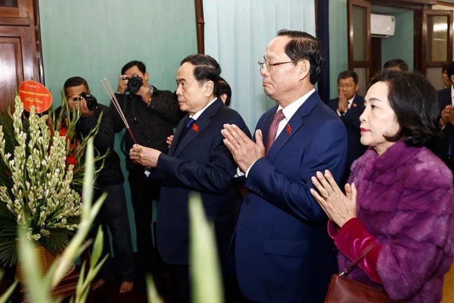 Politburo member, National Assembly Chairman Tran Thanh Man and National Assembly leaders offer incense to commemorate President Ho Chi Minh at House 67. Photo: Doan Tan/VNA