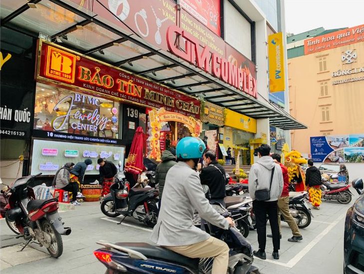 Luong nguoi do ve cac diem ban vang tai Ha Noi ngay cang dong. Anh: Phuong Anh