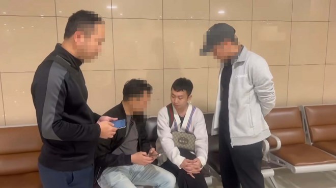 Đối tượng lừa đảo (thứ 2 từ phải sang) bị ban chuyên án bắt giữ ngay khi vừa xuống sân bay để về quê ăn Tết. Ảnh: Công an tỉnh Bắc Ninh
