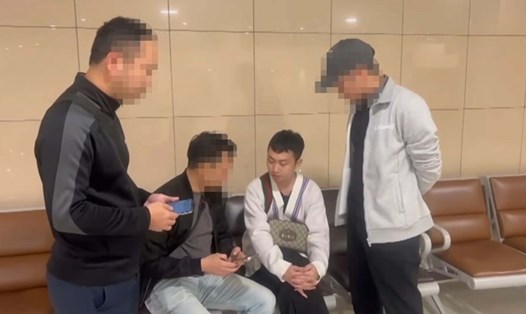 Đối tượng lừa đảo (thứ 2 từ phải sang) bị ban chuyên án bắt giữ ngay khi vừa xuống sân bay để về quê ăn Tết. Ảnh: Công an tỉnh Bắc Ninh