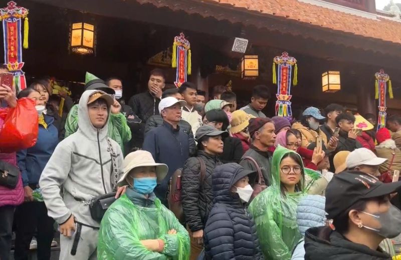Tourists flock to Huong Pagoda on the opening day of the festival. Photo: Huyen Chi