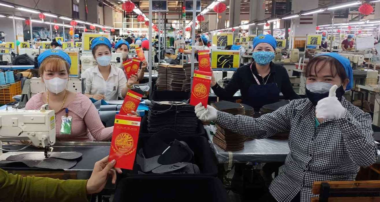 Workers returning to work on the first day after Tet receive lucky money. Photo: Provided by the Trade Union