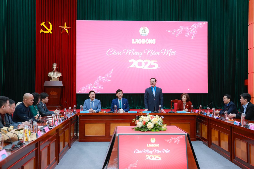 President of the Vietnam General Confederation of Labor Nguyen Dinh Khang delivered a New Year's greeting to Lao Dong Newspaper. Photo: Hai Nguyen