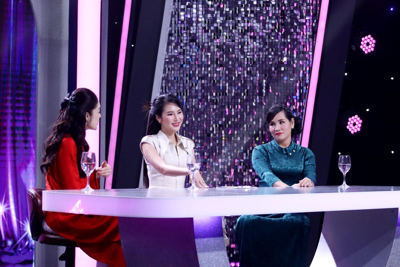 Experts and guests discuss lucky money. Photo: Producer.