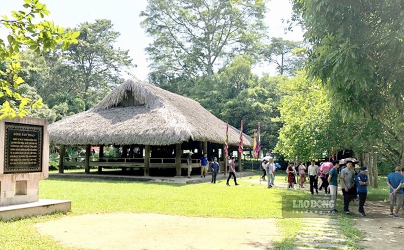 Tourists learn about history at Tan Trao Historical Site (Tuyen Quang). Photo: Viet Bac.