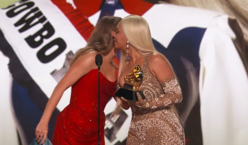 Beyonce gianh giai Grammy, duoc trao boi Taylor Swift. Anh: Cat tu video le trao giai