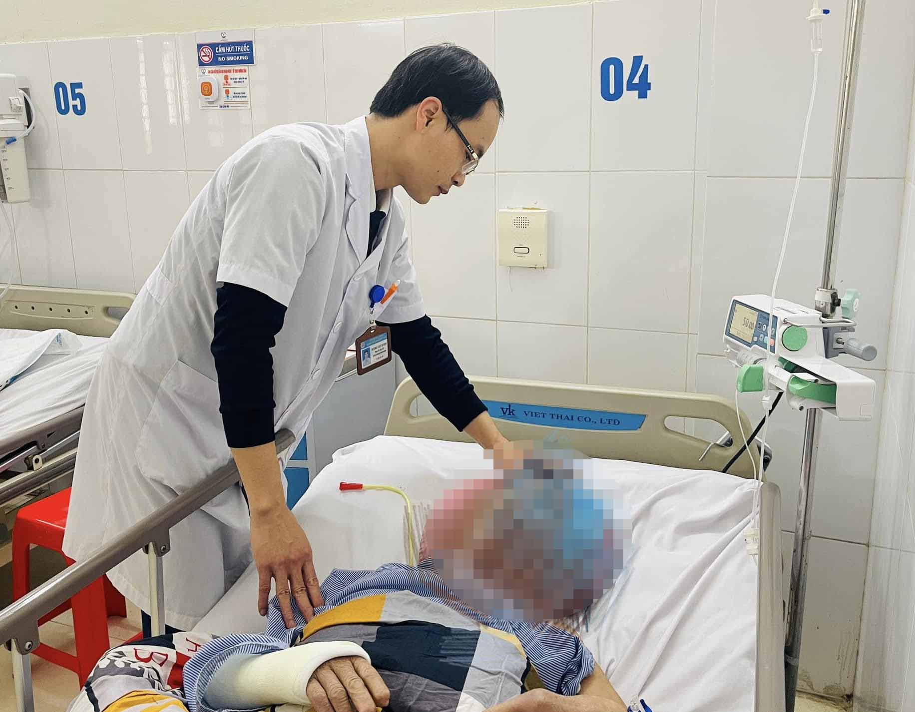 Doctors at Bac Giang General Hospital examine a patient. Photo: Bac Giang General Hospital